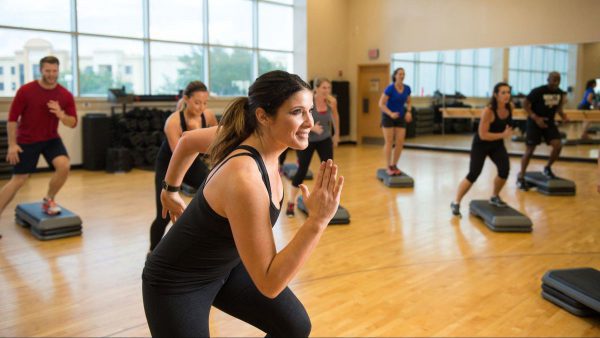 Tập aerobic là các động tác thể dục được thực hiện trên nền nhạc có nhịp điệu tap-aerobic-la-cac-dong-tac-the-duc-duoc-thuc-hien-tren-nen-nhac-co-nhip-dieu